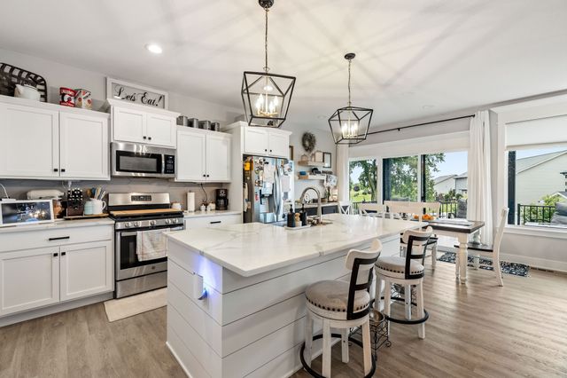 14916 Walnut Meadows Drive, Urbandale, IA 50323