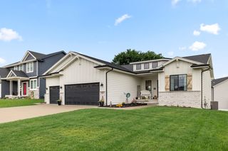 14916 Walnut Meadows Drive, Urbandale, IA 50323