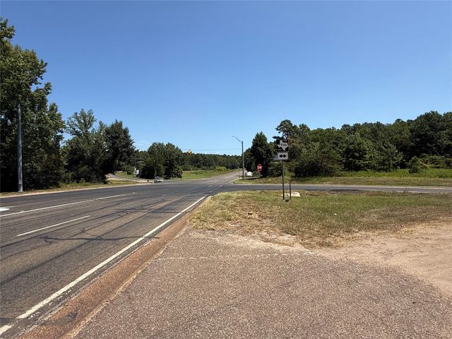 1331 Us Highway 190 W, Oakhurst, TX 77359
