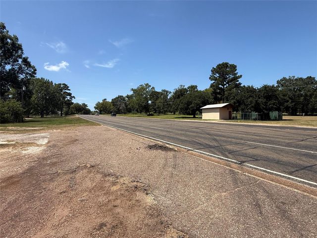 1331 Us Highway 190 W, Oakhurst, TX 77359