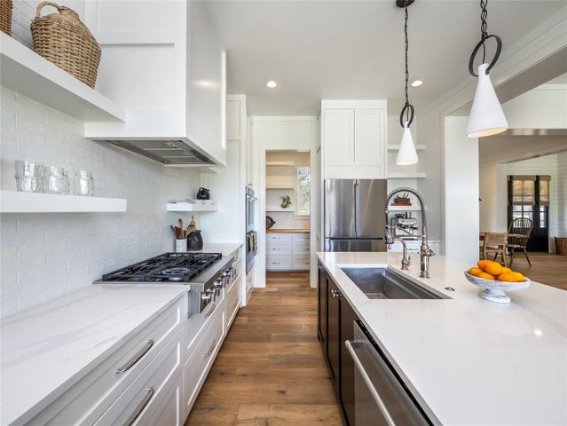 112 Roanoak DR, Dripping Springs, TX 78620