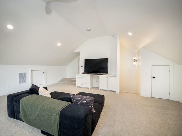 112 Roanoak DR, Dripping Springs, TX 78620