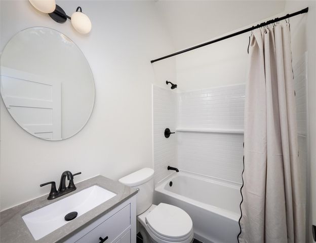112 Roanoak DR, Dripping Springs, TX 78620