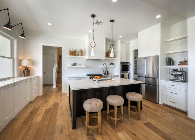 112 Roanoak DR, Dripping Springs, TX 78620