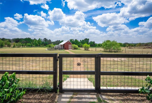 112 Roanoak DR, Dripping Springs, TX 78620