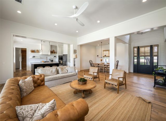 112 Roanoak DR, Dripping Springs, TX 78620