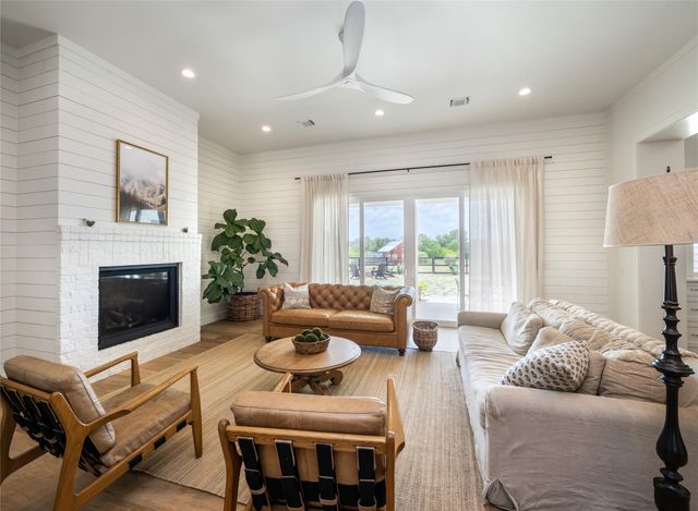 112 Roanoak DR, Dripping Springs, TX 78620