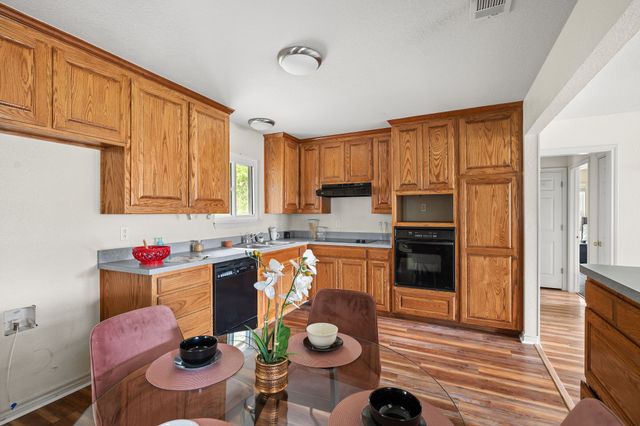 5316 Cahill Oval Street, River Oaks, TX 76114