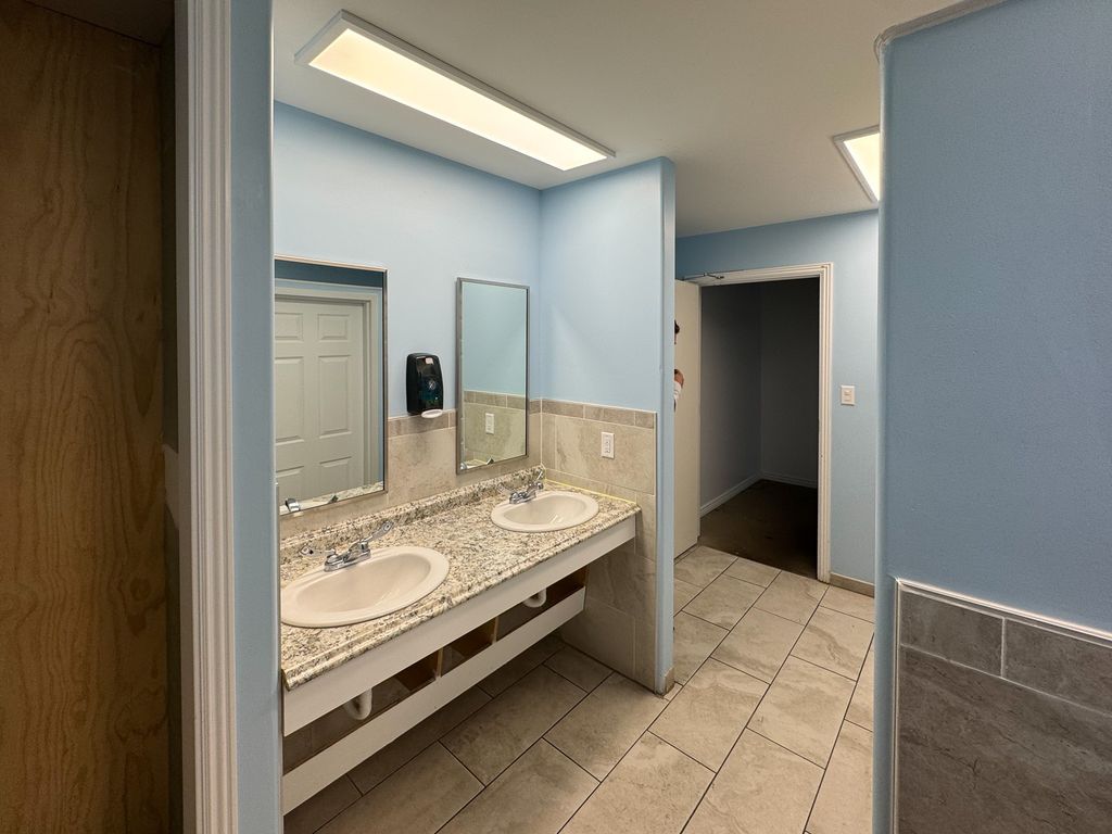 Address unavailable. photo 29