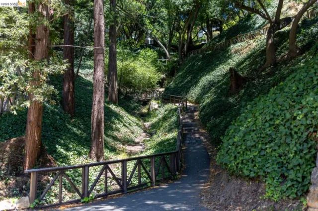 385 385 Vermont Ave, Berkeley, CA 94707