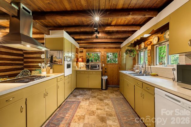 128 Tee Off Lane, Hendersonville, NC 28792