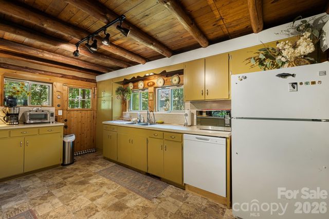 128 Tee Off Lane, Hendersonville, NC 28792