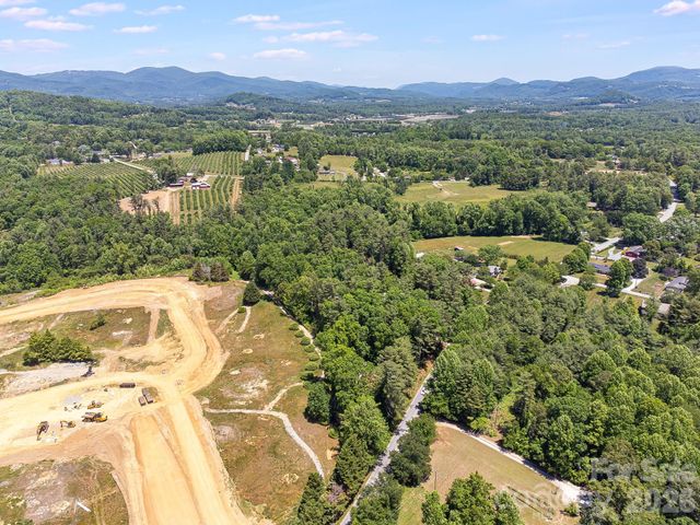 128 Tee Off Lane, Hendersonville, NC 28792