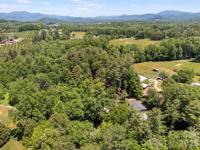 128 Tee Off Lane, Hendersonville, NC 28792