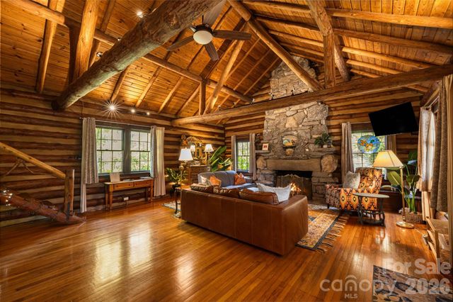 128 Tee Off Lane, Hendersonville, NC 28792