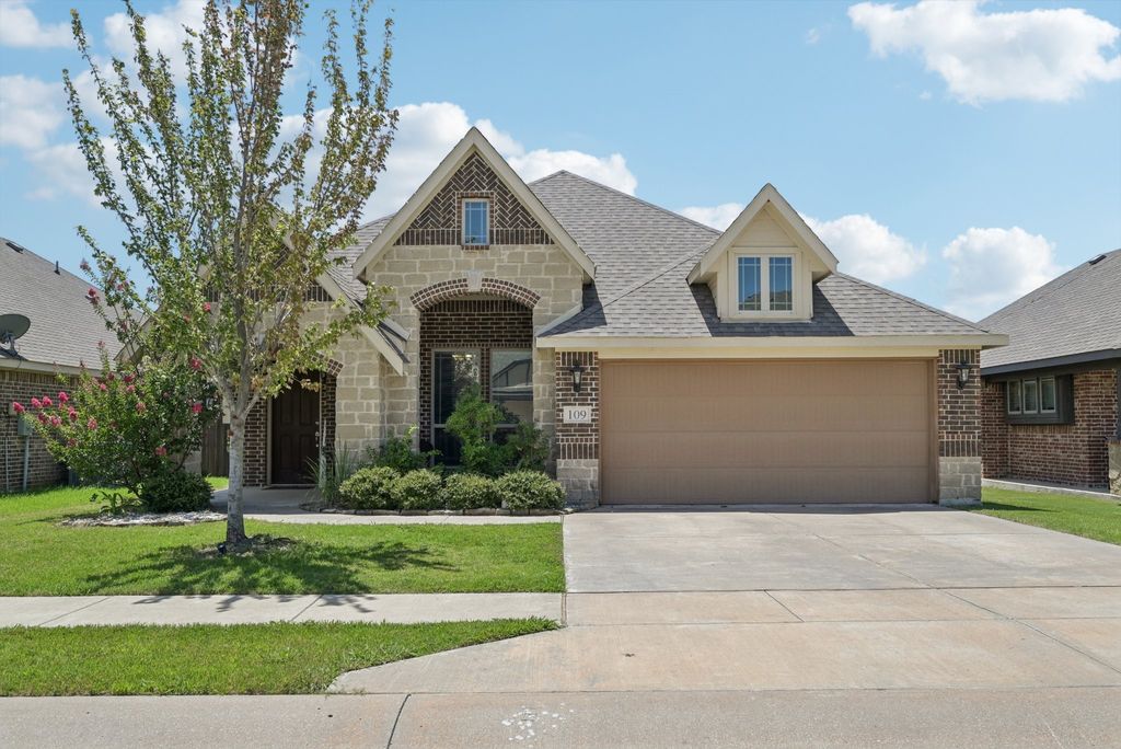109 Gateway Drive, Alvarado, TX 76009