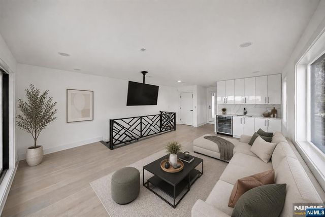 728 Undercliff Avenue, Edgewater, NJ 07020