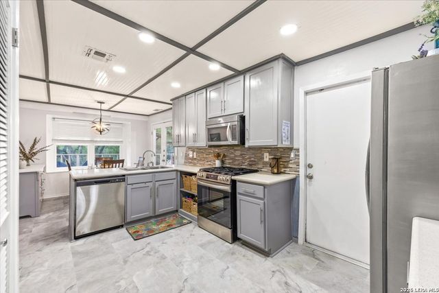 13900 N HILLS VILLAGE DR, San Antonio, TX 78249
