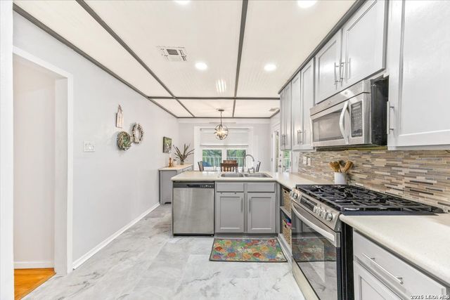 13900 N HILLS VILLAGE DR, San Antonio, TX 78249