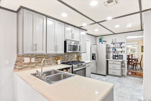 13900 N HILLS VILLAGE DR, San Antonio, TX 78249