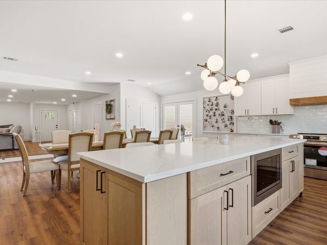 19855 W Lakeshore Drive, Magnolia, TX 77355