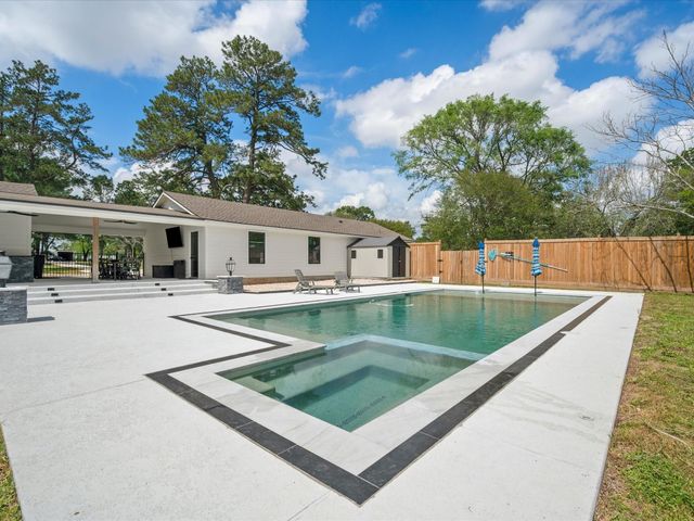 19855 W Lakeshore Drive, Magnolia, TX 77355