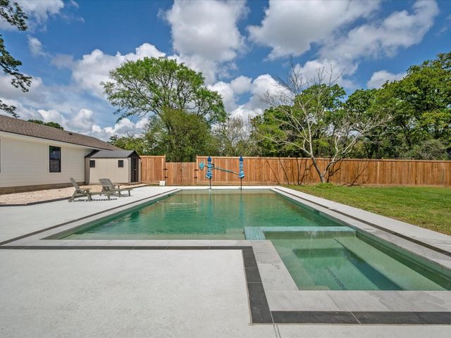 19855 W Lakeshore Drive, Magnolia, TX 77355