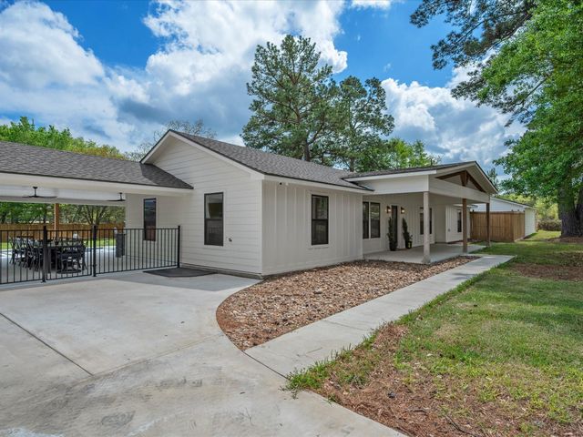 19855 W Lakeshore Drive, Magnolia, TX 77355
