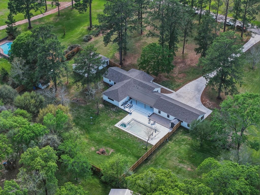 19855 W Lakeshore Drive, Magnolia, TX 77355