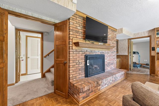 3640 Lakeview Court NE, Rochester, MN 55906
