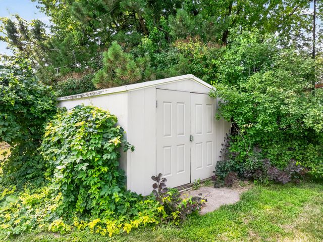 3640 Lakeview Court NE, Rochester, MN 55906