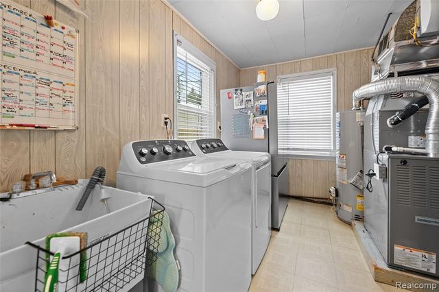 31 Manatee Avenue, Hazel Park, MI 48030