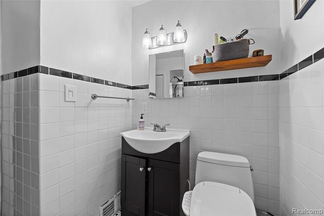 31 Manatee Avenue, Hazel Park, MI 48030