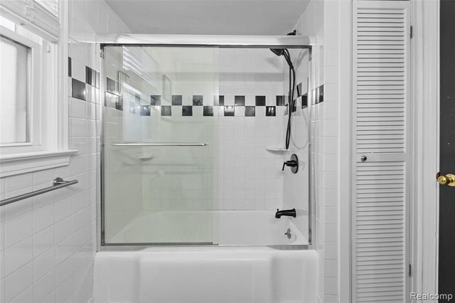 31 Manatee Avenue, Hazel Park, MI 48030