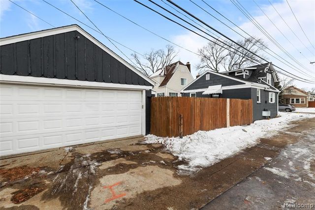 31 Manatee Avenue, Hazel Park, MI 48030