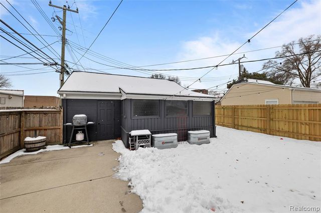 31 Manatee Avenue, Hazel Park, MI 48030