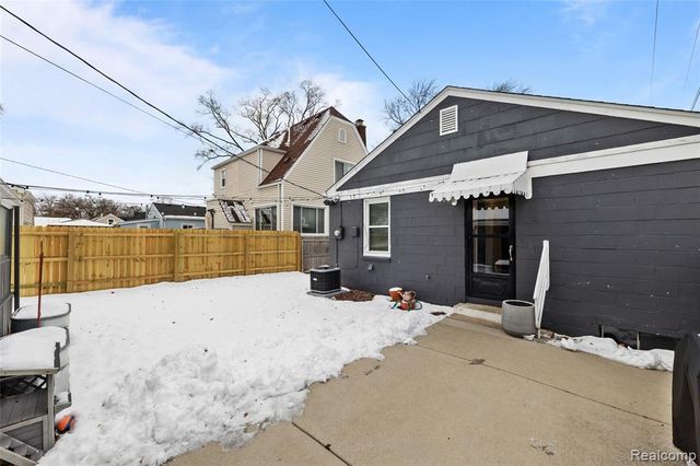 31 Manatee Avenue, Hazel Park, MI 48030