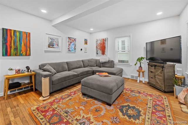 31 Manatee Avenue, Hazel Park, MI 48030