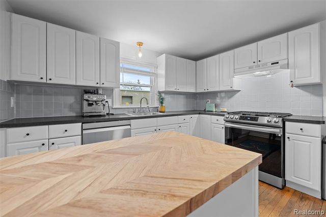 31 Manatee Avenue, Hazel Park, MI 48030