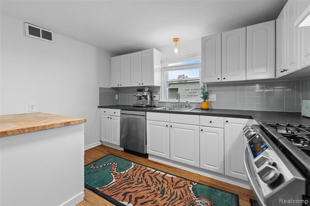 31 Manatee Avenue, Hazel Park, MI 48030