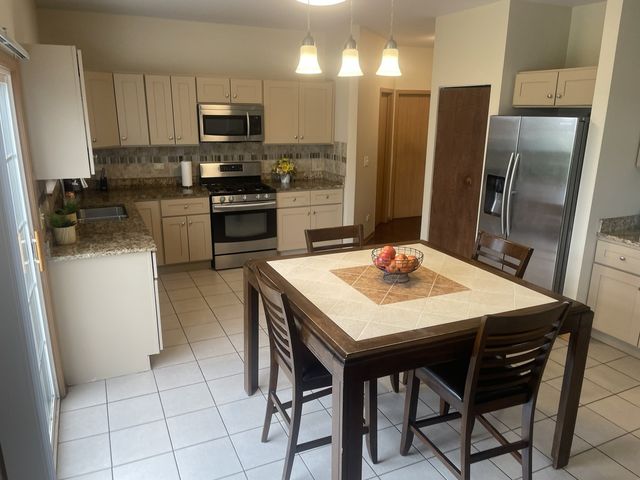 20414 GLEN VISTA Lane, Crest Hill, IL 60403