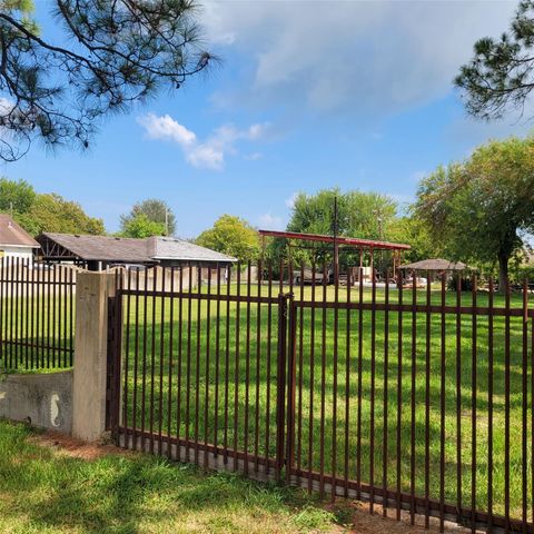 3710 19th Street N, Texas City, TX 77590