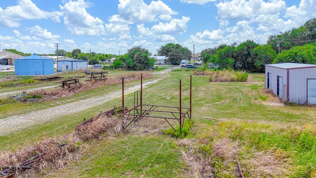 304 E South Main Street, Blooming Grove, TX 76626