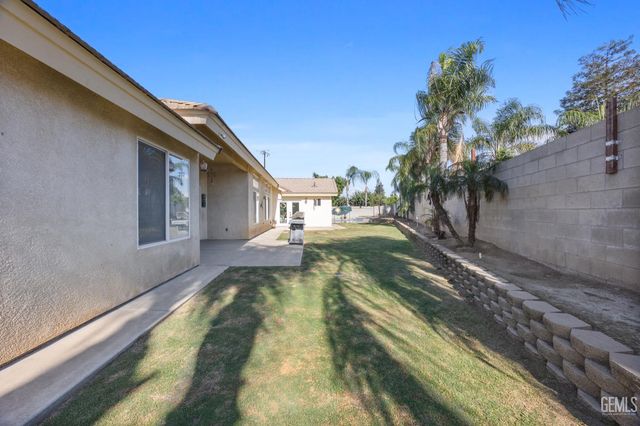 11305 Darlington Avenue, Bakersfield, CA 93312