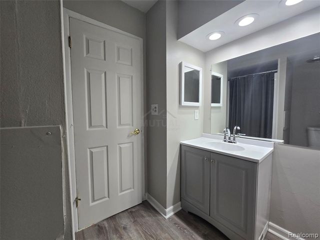 30276 Southfield Road 215, Southfield, MI 48076