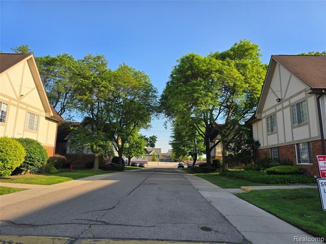 30276 Southfield Road 215, Southfield, MI 48076