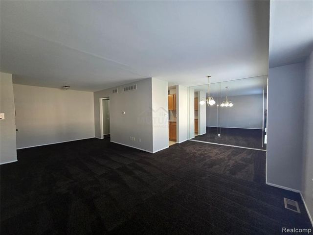 30276 Southfield Road 215, Southfield, MI 48076