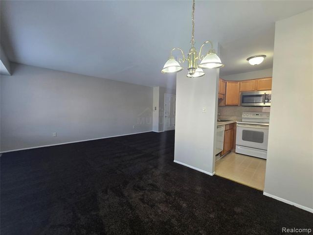 30276 Southfield Road 215, Southfield, MI 48076