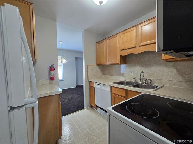 30276 Southfield Road 215, Southfield, MI 48076