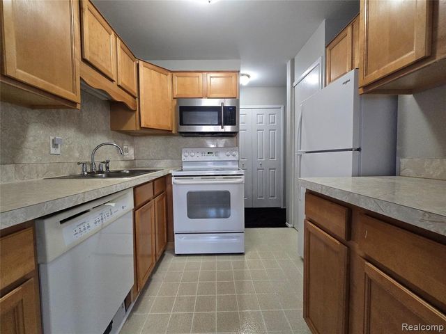 30276 Southfield Road 215, Southfield, MI 48076